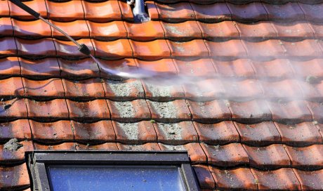 Traitement fongicide de toiture par couvreur à Saint-Priest